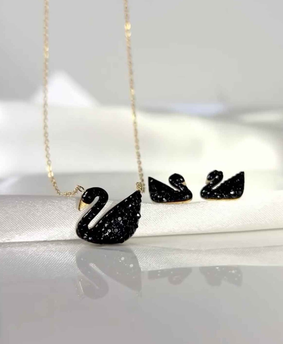 Black Swan Pendant Set